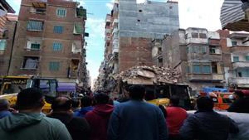 4 نعوش من أسرة واحدة.. تشييع جثامين ضحايا عقار الورديان المنهار بالإسكندرية
