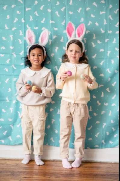 طفلتان بملابس ربيع