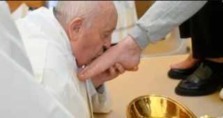 ثورة في الفاتيكان.. البابا فرنسيس يكسر التقاليد ويغسل أقدام سجينات في ”خميس الأسرار”