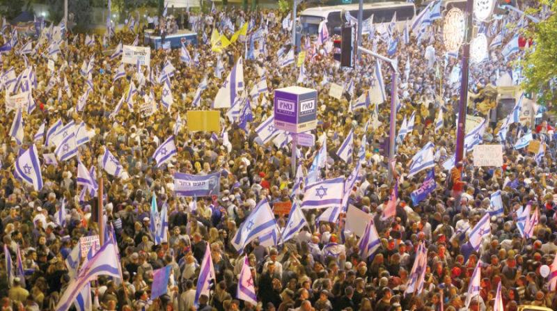 إسرائيل تشتعل.. زعيم المعارضة يقود مظاهرات ضخمة ضد نتنياهو