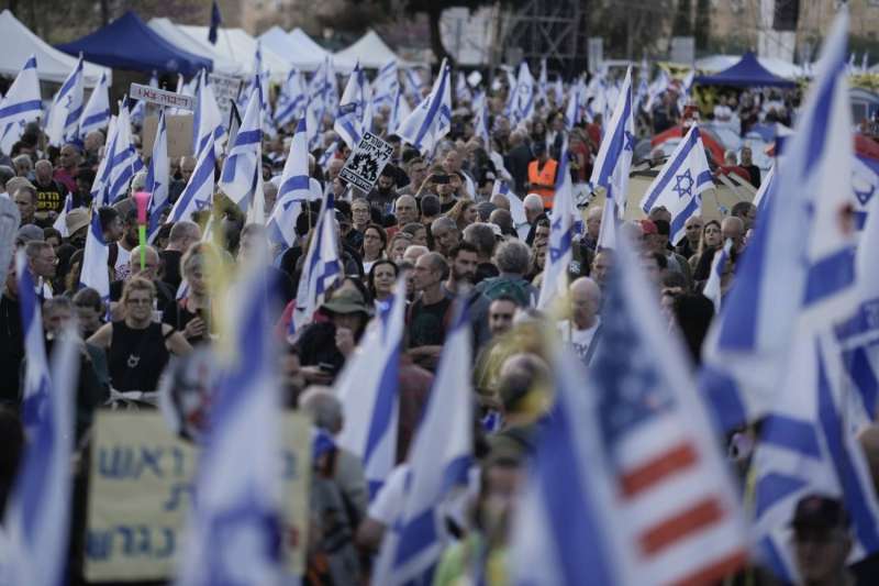 آلاف الإسرائيليين يتظاهرون ضد نتنياهو ويطالبون بانتخابات فورية