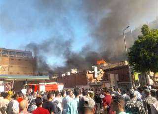 حريق هائل في عمارة سكنية ومول تجاري وسط مدينة أسوان