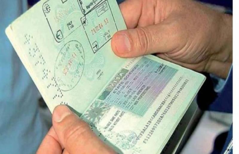 القبض على طباخ مصري سرق جواز سفر شقيقه وحاول السفر إلى فرنسا