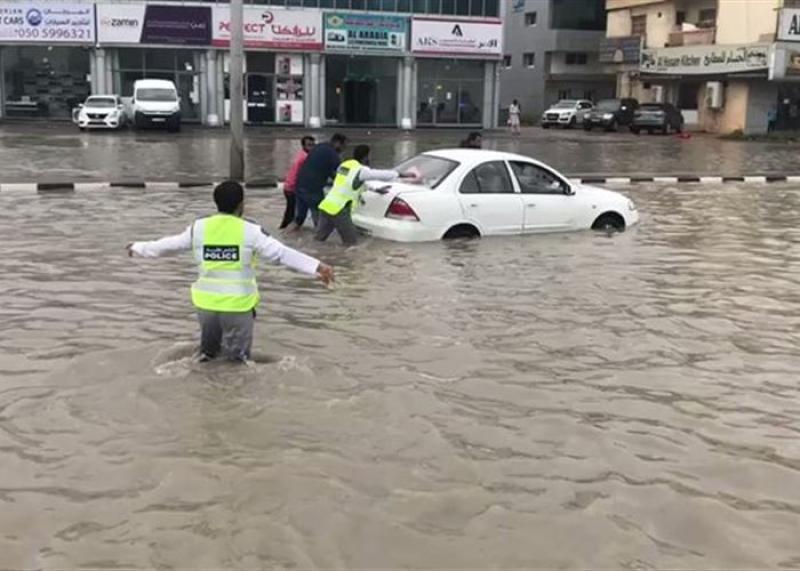 أمطار غزيرة في دبي تغرق شوارعها وتعطل حركة المرور
