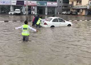 أمطار غزيرة في دبي تغرق شوارعها وتعطل حركة المرور (فيديو)