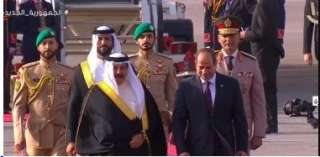 بالفيديو.. تفاصيل استقبال الرئيس السيسى للعاهل البحرينى