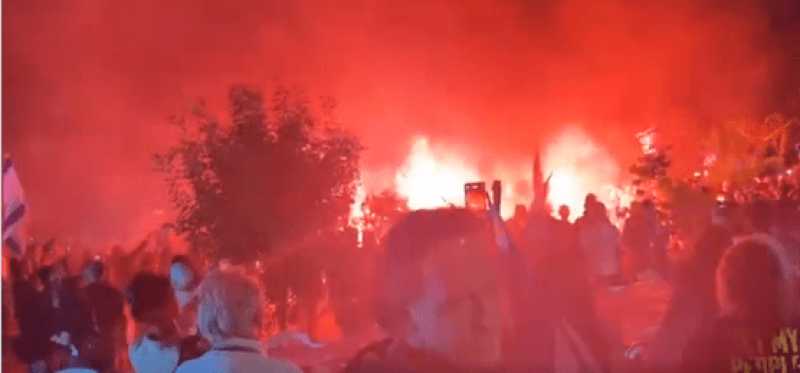 إسرائيلـ*ـيون يحرقون شوارع قيسارية المحتلة احتجاجًا على نتنياهو.. فيديو