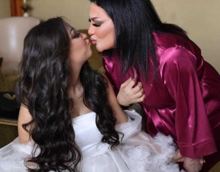 بوسة شفايف ودموع بدرية طلبة في ليلة زفاف ابنتها.. صور