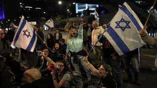 شرطة تل أبيب تعتقل زوجة أسير إسرائيلى خلال مظاهرات ضد نتنياهو
