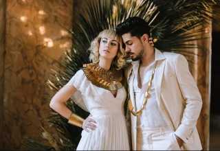 زفاف ملكي.. عروسان من إيطاليا يستحضران روح كليوباترا بفستان وإكسسوارات فرعونية