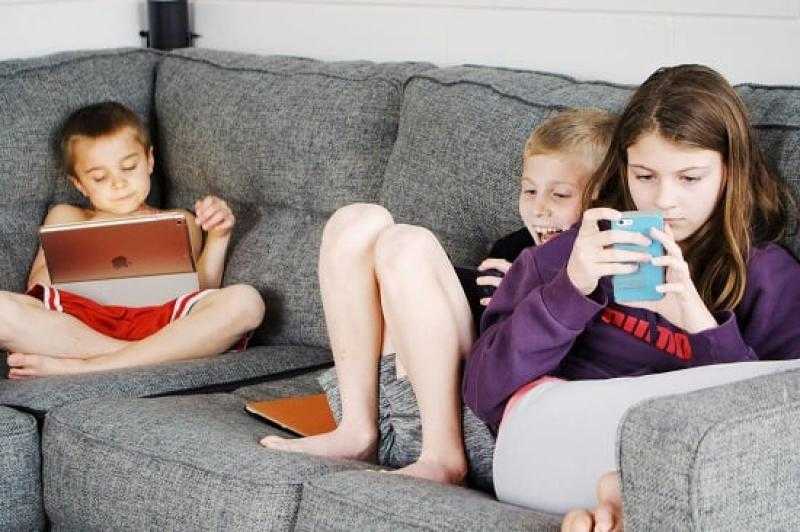 طفلي مدمن للألعاب الإلكترونية قاتلة.. إزاى أعالجه؟!