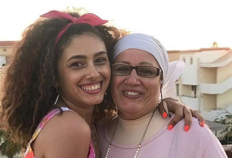 الفنانة ريم أحمد ووالدتها
