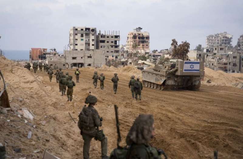 الجيش الإسرائيلي يقصف منطقتين طالب بإخلائهما صباحًا في رفح الفلسطينية.