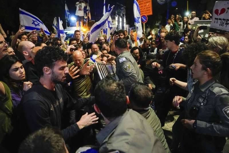 اشتباكات عنيفة بين شرطة الاحتلال وإسرائيليين يطالبون بصفقة تبادل.
