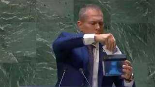سفير إسرائيل فى الأمم المتحدة يمزق ميثاق المنظمة بعد التصويت على عضوية فلسطين.. فيديو