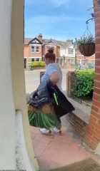 اللهو الخفي.. بريطانية تسرق ملابس أطفال من أمام أبواب المنازل وتختفي بطريقة مثيرة