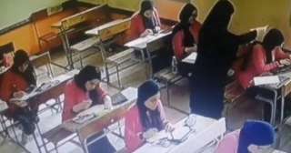 أول تعليق من المعلمة صاحبة فيديو التهوية على الطالبات أثناء الامتحان