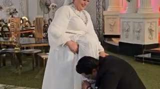 تصرف لا يُصدق.. بالفيديو عريس يقبل قدم عروسه ويشعل غضب السوشيال ميديا