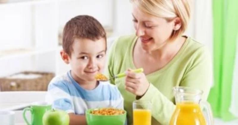 تناول الطفل للطعام