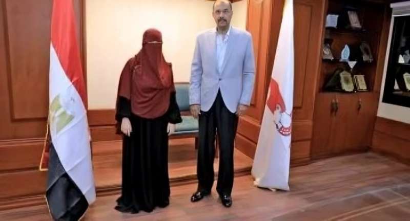 محافظ سوهاج يستقبل طبيبة المراغة فى مكتبه