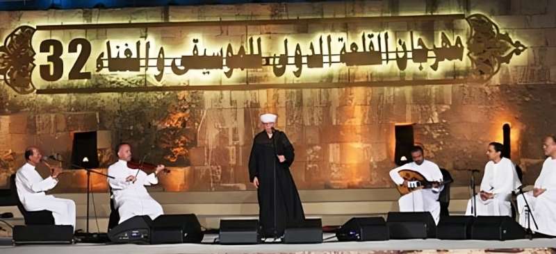 ياسين التهامى يبدأ حفله بمهرجان القلعة وسط هتافات من الجمهور