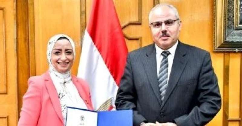 الدكتورة سارة صادق