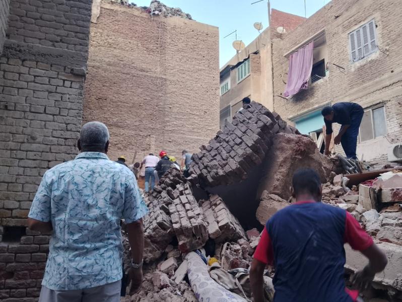 انهيار عقار بحي الزيتون