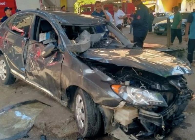 سقوط سيارة ملاكى من أعلى كوبرى أكتوبر وإصابة قائدها