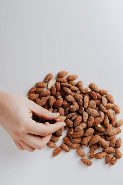اللوز