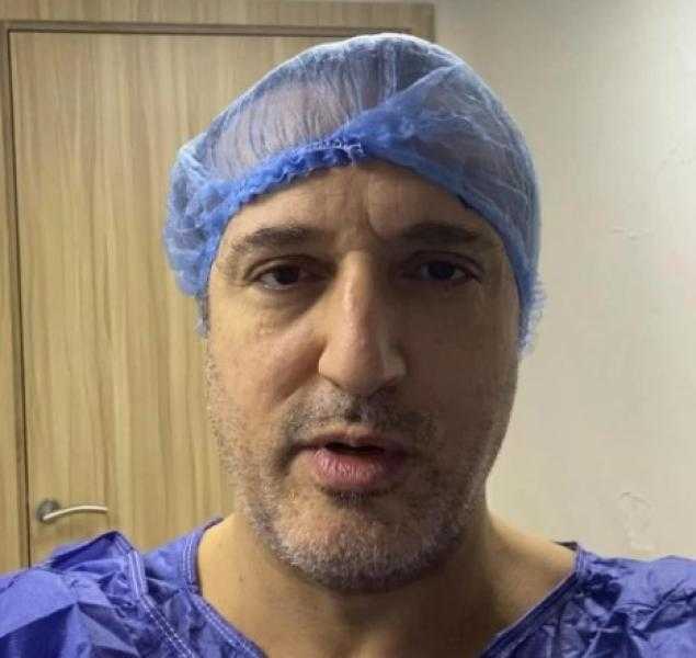 أول صور لـ شريف مدكور بعد إجراء عملية جراحية فى العين