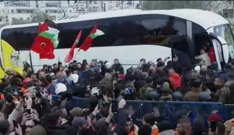 بالفيديو.. لحظة وصول الأسرى الفلسطينيين المحررين إلى رام الله