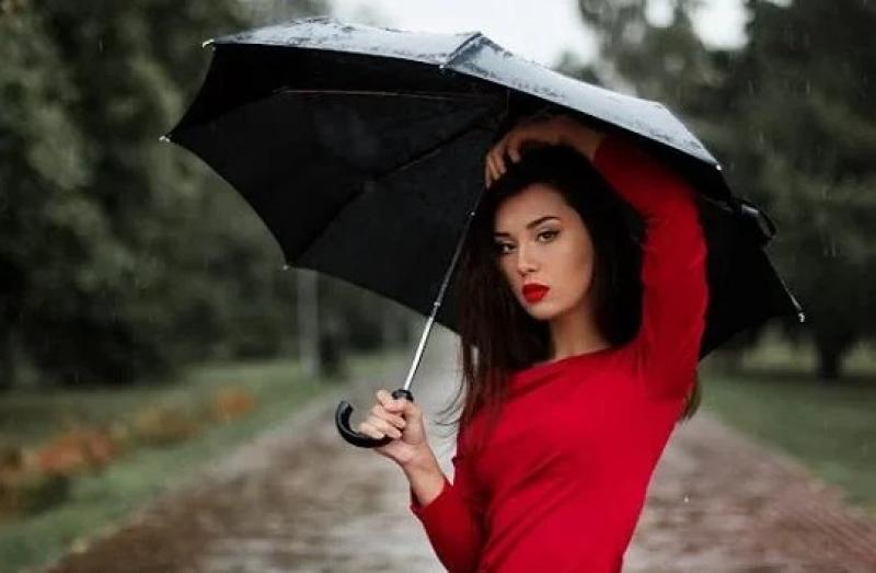 عشان تخرجي براحتك.. حيل سهلة تساعد على ثبات المكياج تحت المطر