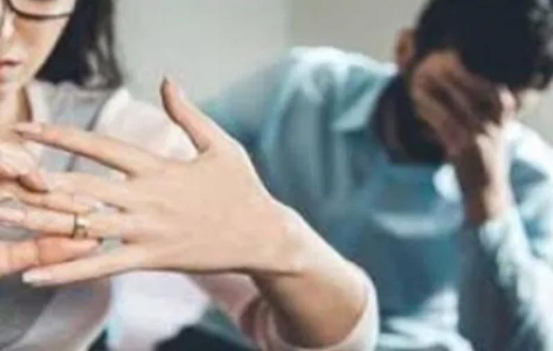 مهندس يلجأ للمحكمة لتطليق زوجته: اللي بتعمله مع صديقاتها مخل بالشرف