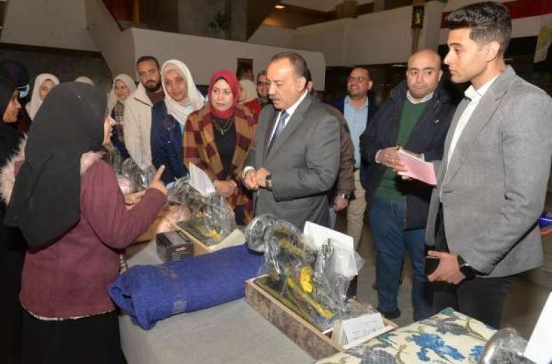 تفاصيل توزيع محافظ أسيوط لماكينات خياطة وأفران منزلية لدعم السيدات المعيلات