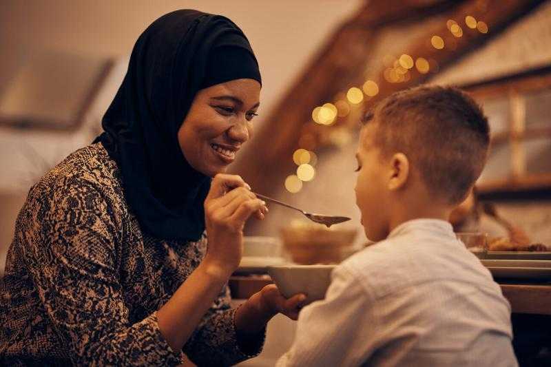 سنة أولي أمومة.. نصائح غذائية لتسهيل صيام الأطفال في رمضان