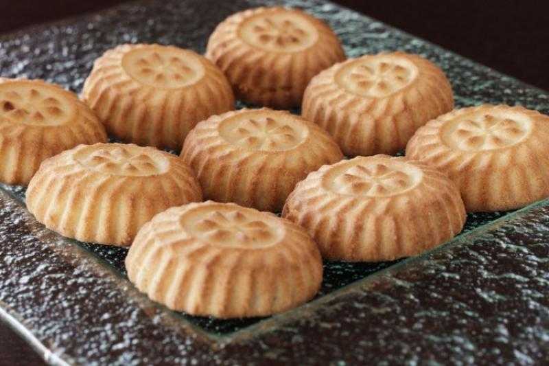 كعك العيد، لذة موسمية غنية بالسعرات وتحذيرات طبية من الإفراط