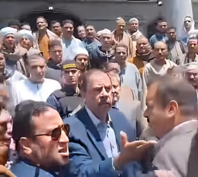اشتباك لفظي يهز افتتاح مسجد في سوهاج، قيادات المحافظة تنهار