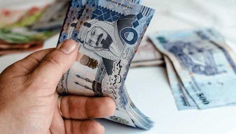 الريال السعودي يثبت أقدامه، استقرار ملحوظ في البنوك المصرية