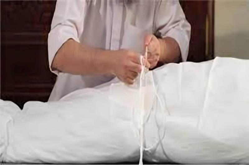 دار الإفتاء تحسم الجدل، حكم كتابة الآيات والأذكار على الكفن