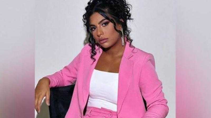 دنيا سامي تتألق بإطلالة ساحرة باللون الأحمر وتشعل السوشيال