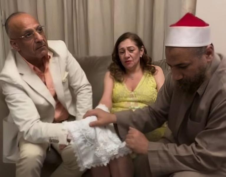 فرحة عائلية، محمود شاهين يشارك لحظات عقد قران والدته بحضور الأحبة
