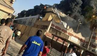 نيران تلتهم مصنع بلاستيك في أكتوبر، جهود مكثفة للسيطرة على الحريق
