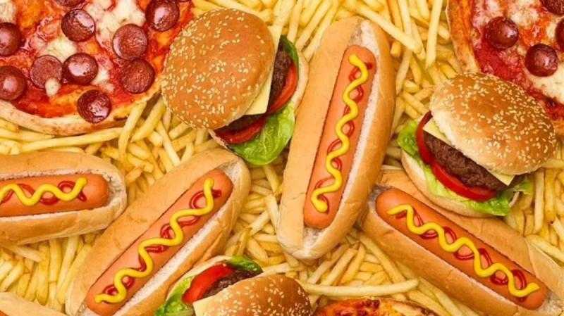 الوجبات السريعة.. راحة لحظية بمخاطر طويلة الأمد