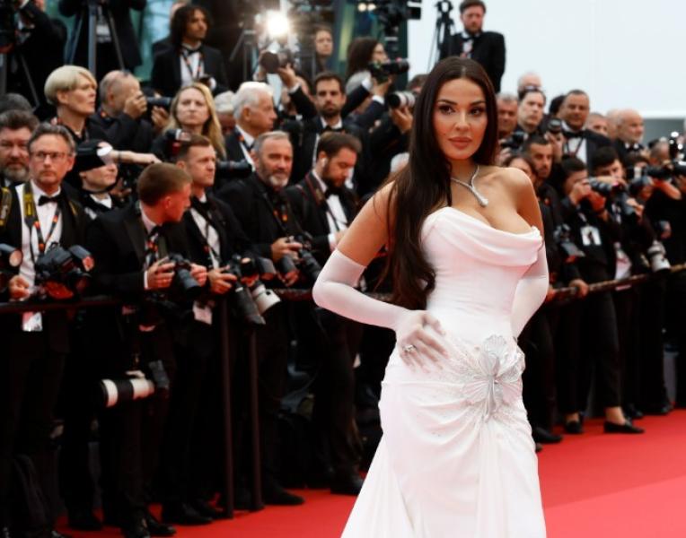 نادين نجيم تتألق على سجادة كان الحمراء في انطلاقة مهرجان السينما العالمي