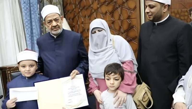 شيخ الأزهر يكرّم الطفل أنس تقديرًا لنبوغه في حفظ المتون العلمية