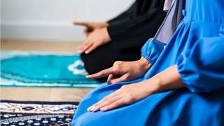 دار الإفتاء توضح، هل تصح صلاة المرأة في منزلها خلف إمام المسجد المجاور؟