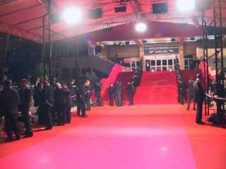 عودة الكهرباء لـ مهرجان كان بعد انقطاع دام 5 ساعات وسط شائعات عن تخريب