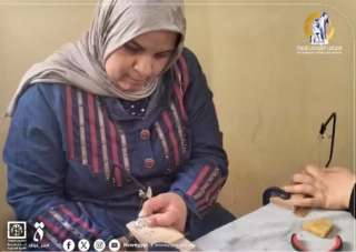 إبداع نسائي في الدقهلية.. تشكيل النحاس لتزيين المشغولات الجلدية