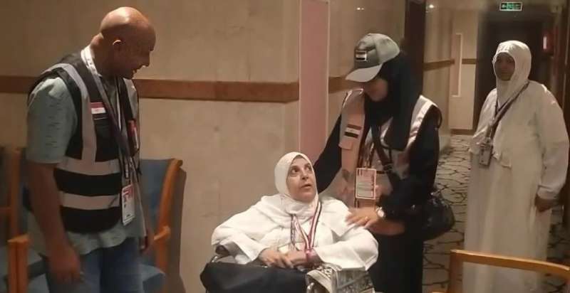 الحاجة زينب الجمل- بسيارة وضابطة ترافقها، بعثة القرعة تدعم حاجة مريضة في أداء عمرة القدوم
