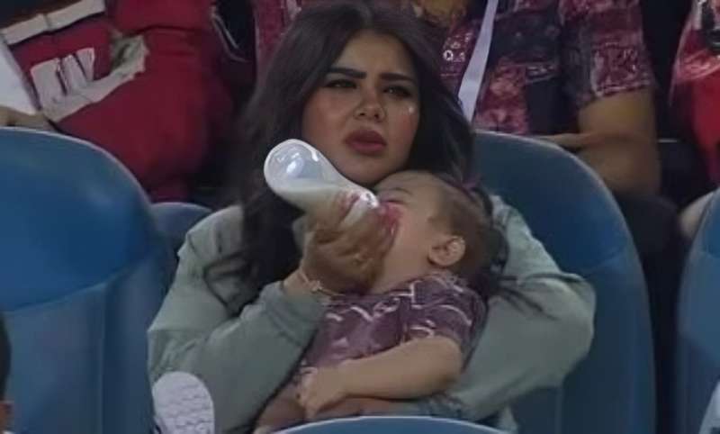 شاهد زوجة إمام عاشور وابنته في مدرجات استاد القاهرة